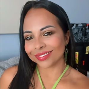 Meet your Posher, Claudia